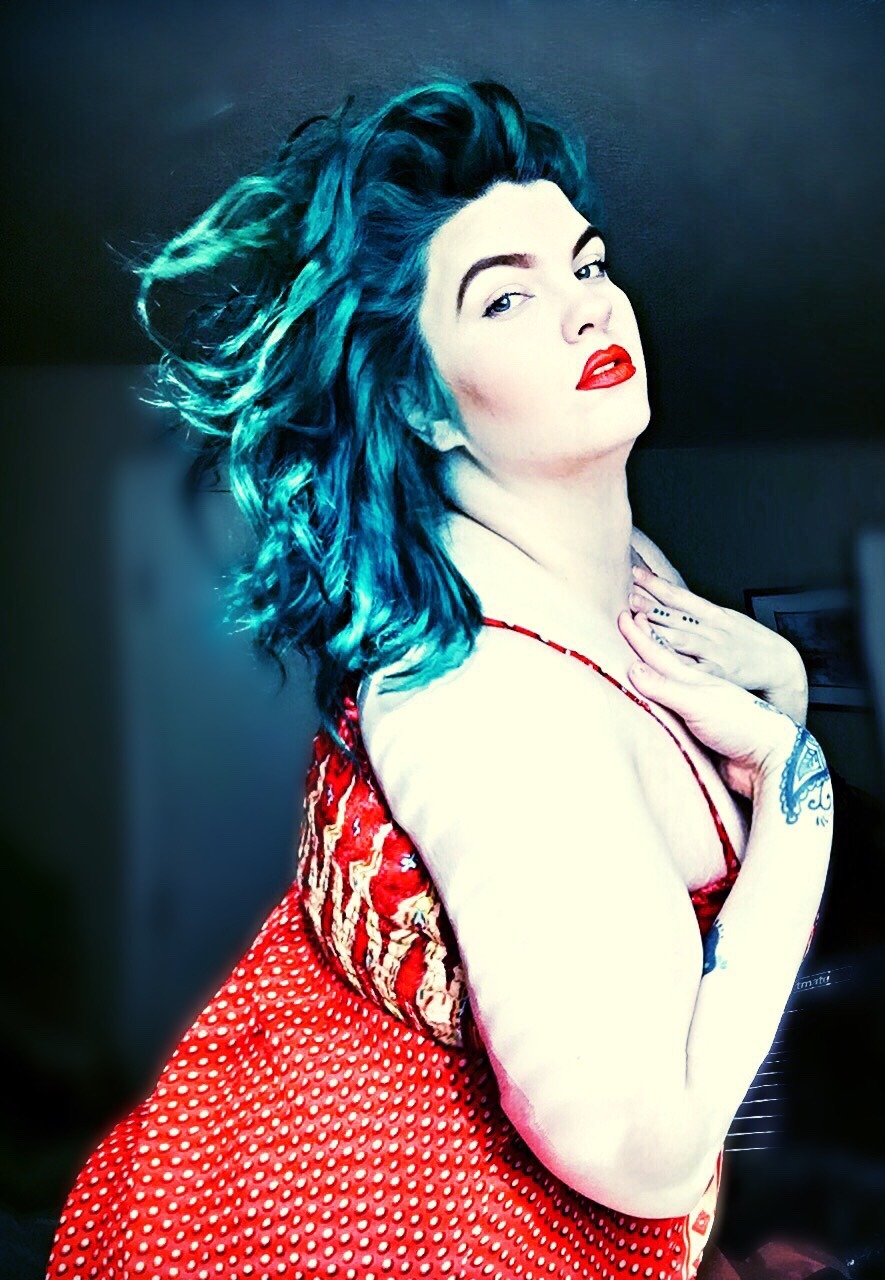 killerkurves:  katanafatale:🍒 Bomb.   I look good enough to eat today.