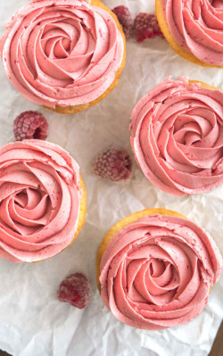 verticalfood:Raspberry Lemon Curd Cupcakes