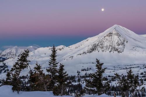 earthsphotography:Snow Moon sets over Ruby Mountain, Colorado [OC] [4000x2676]
