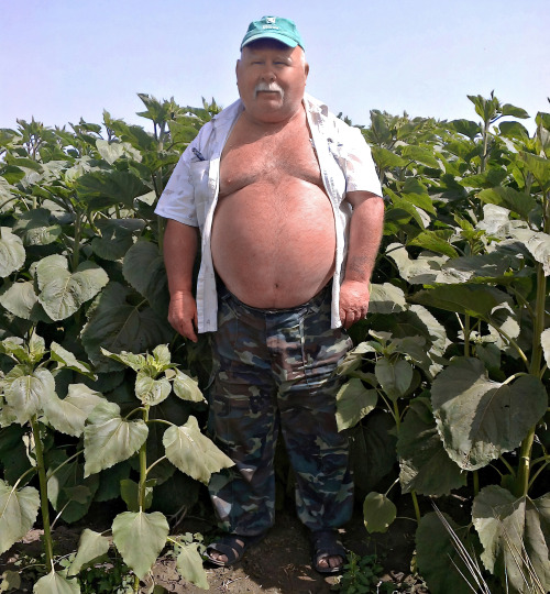 hot farmer daddy.what a hot belly!