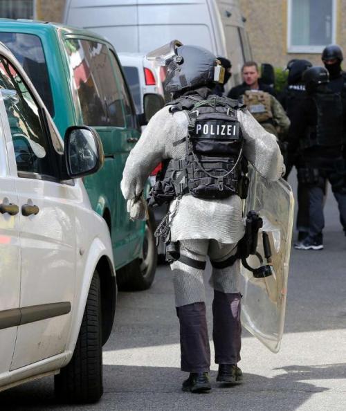 freexcitizen: libertybill: janetrenodeathsquadforequality: tanks-a-lot: gunrunnerhell: Armor Up With