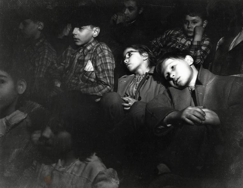 15 classic photos of New York moviegoers at the cinema in the 1940s.