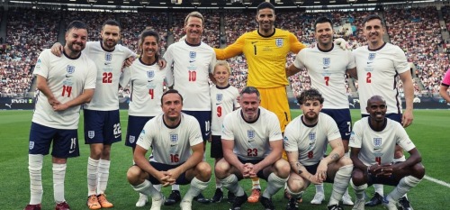 Liam with his teammates at Soccer Aid’s game (x) - 30.06