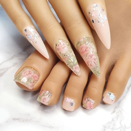 Matching mani and pedi by using vintage flower transfer foil  #manicure #pedicure #gelnails #acrylic