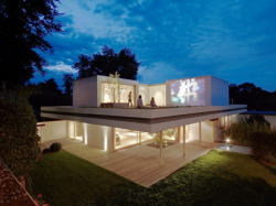 airows:  (via Incredible Modern Home Features An Outdoor Movie Theatre On Roof « Airows)