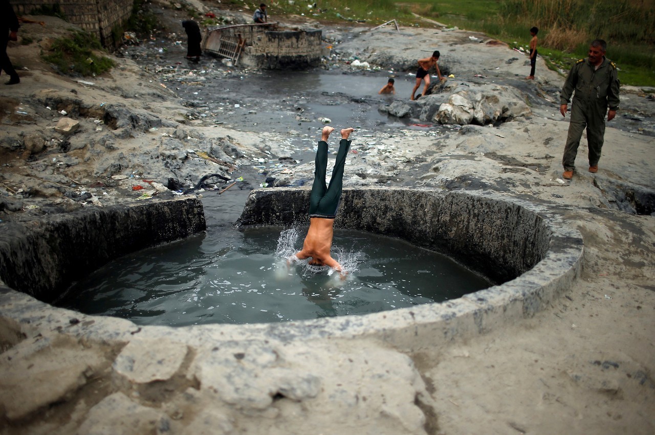 Irak reabre sus baños de barro, un spa en medio del caos de guerra Mosul. Una cubierta iraquí a su hijo con arena de un estanque de azufre en la ciudad de Hammam al-Alil al sur de Mosul, Irak 3 de abril de 2017. Algunos iraquíes se hacen un masaje en...