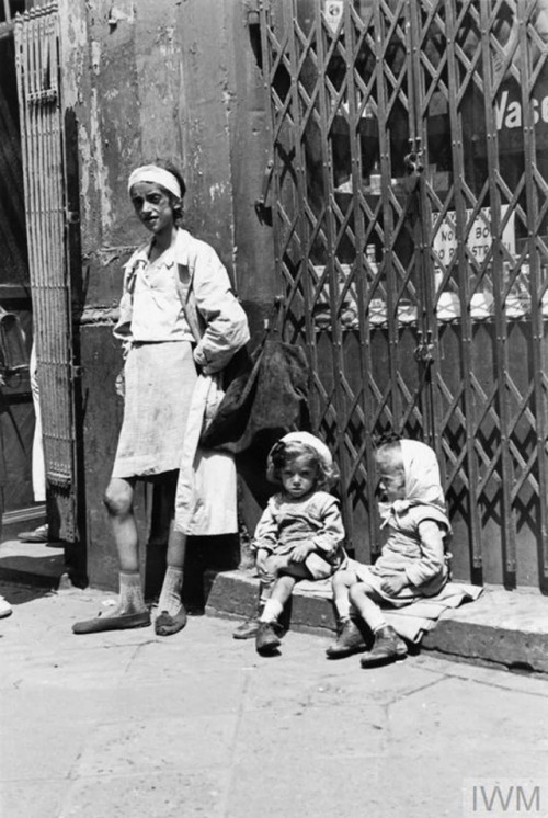 An emaciated mother with her twin daughters in the Warsaw Ghetto (Poland, 1941).