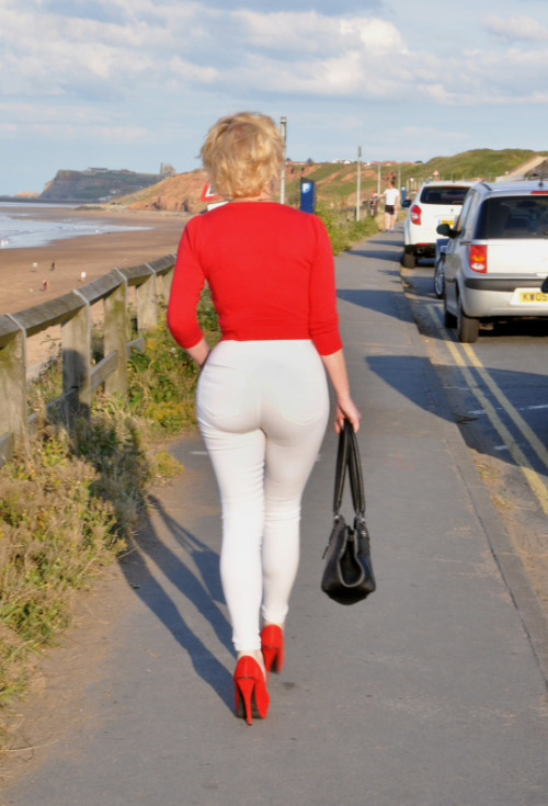 oggi-pioggia-2017: moms-milfs-matures: I followed her up the walkway, enjoying the view and watching
