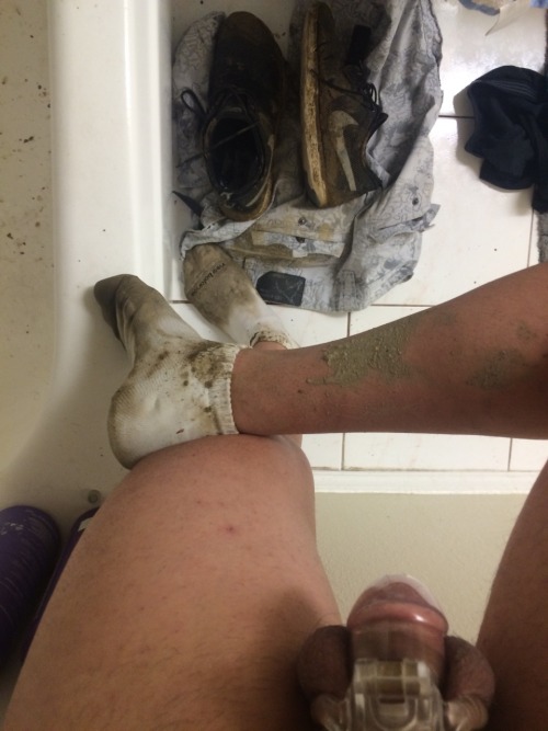 collegeracerjock:  Crazy rain invited itself on a muddy hike today.   Makes me think of:  . Cyclocross practice :)  . when I was in HS running / biking cold nights up north in a wetsuit after homework done.   Gives me the idea of: . Registering for a