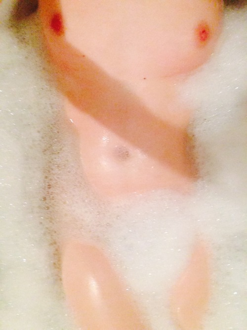 barelylolita: I haven’t taken a bubble bath in sooo long ♡ FAQPrevious Submissions