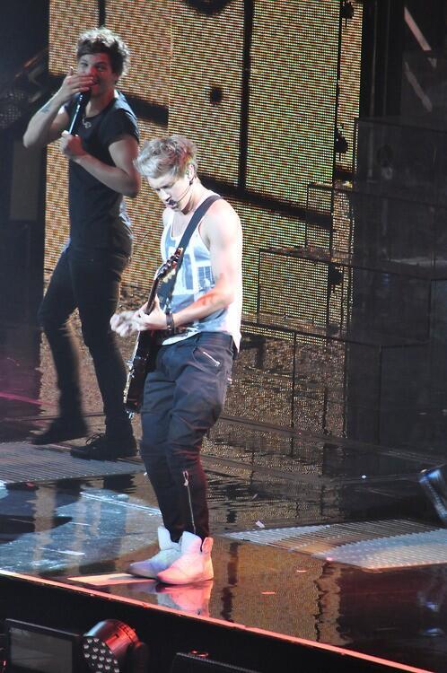spankmeniall:  EVERYONE STOP WHAT YOU’RE DOING AND LOOK AT LOUIS GIGGLING 