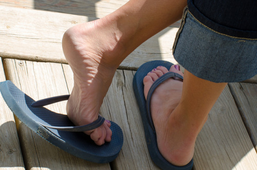 mesmerizingfeet: Footplay in flip-flops.