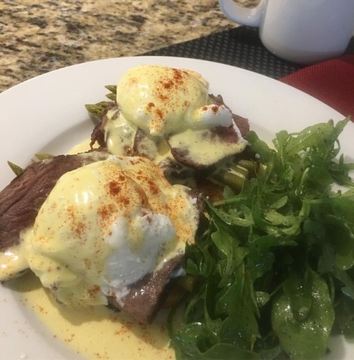 Breakfast made to order!#eggsbenedict #beeftenderloin #filet #asparagus #arugulasalad #spoiledgirl