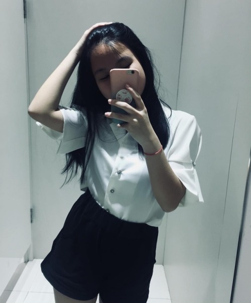 sgsluttygirls9293:  mixedbabespic: Cute babe that gives a real good bj hmu for her ig if yall intres