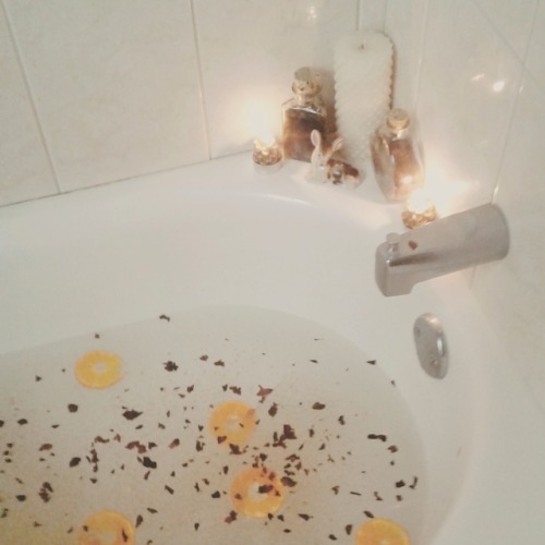 orriculum:Autumn bath ritual, a little rose, milk, orange and cinnamon to usher in a season of gentl