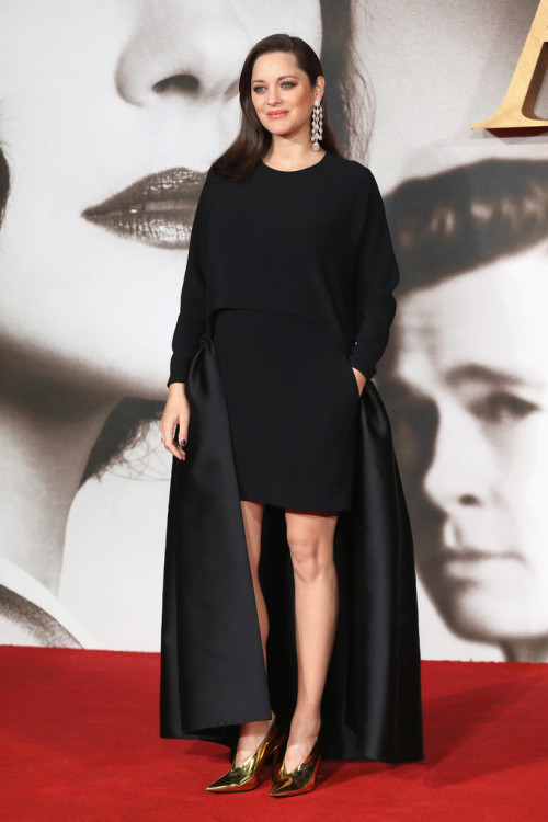 marioncotillardaily:Marion Cotillard attends the UK Premiere of “Allied” on November 21, 2016 in Lon