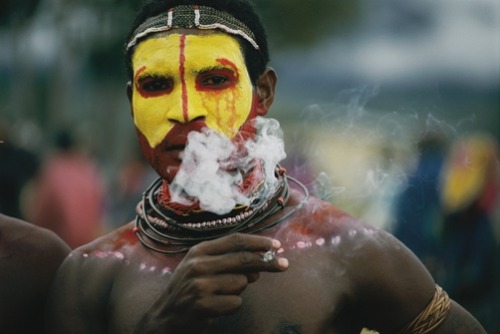 unrar:Close view of a Huli wigme before the sing-sing ritual dance, Garoka, Papua New Guinea, Jodi C