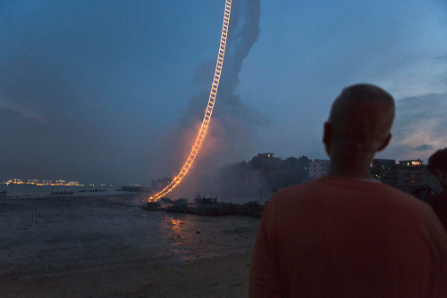 escapekit:  Sky Ladder Chinese artist Cai Guo­-Qiang fourth and final attempt to complete the sky ladder performance happened successfully above Huiyu Island Harbour, Quanzhou, China. A huge white balloon filled with 6,200 cubic meters of helium carried