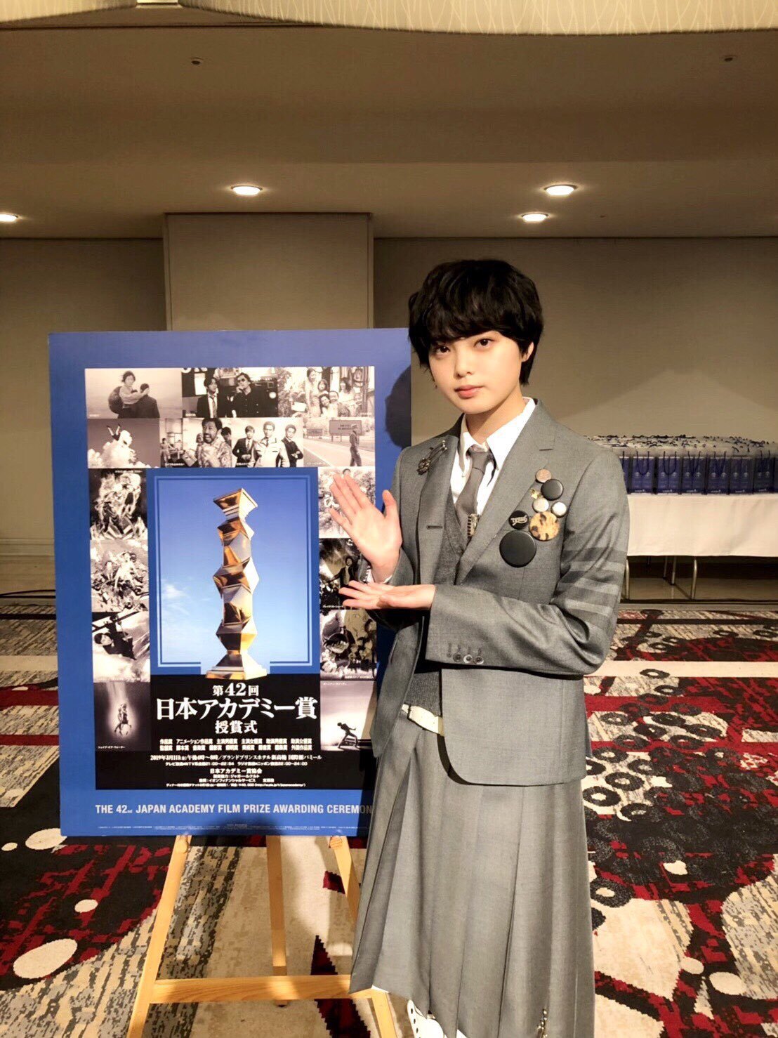 techiparco:     Hirate Yurina at Japan Academy Award. She won Rookie of the Year