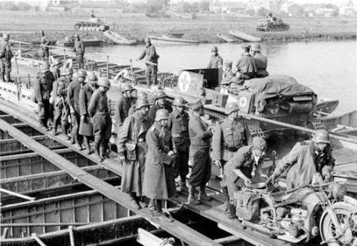 German troops escorting French POWs across the Meuse River after the Battle of Sedan (May 15th, 1940