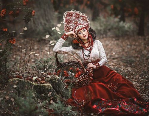 notimpossiblejustabitunlikely:ohsoromanov:Margarita Kareva bringing Russian fairy tales to life.  Fo