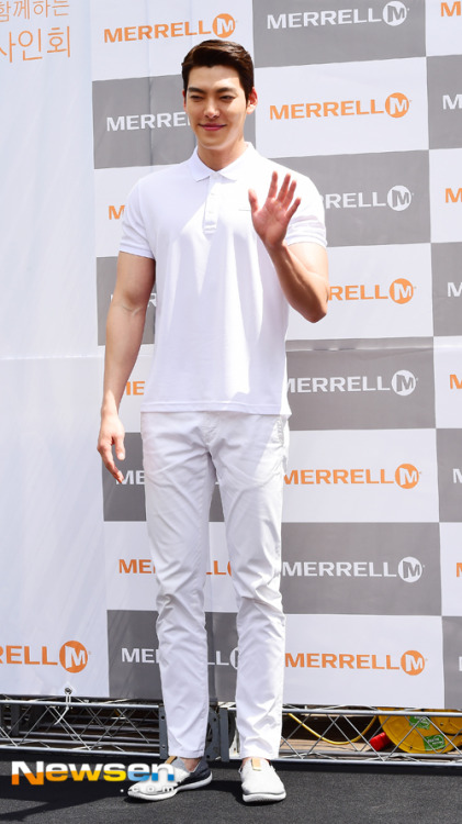 [Newsen] 20160520 Kimwoobin attending MERRELL Fansign