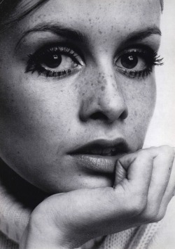 thatofficial70show:   Twiggy photographed