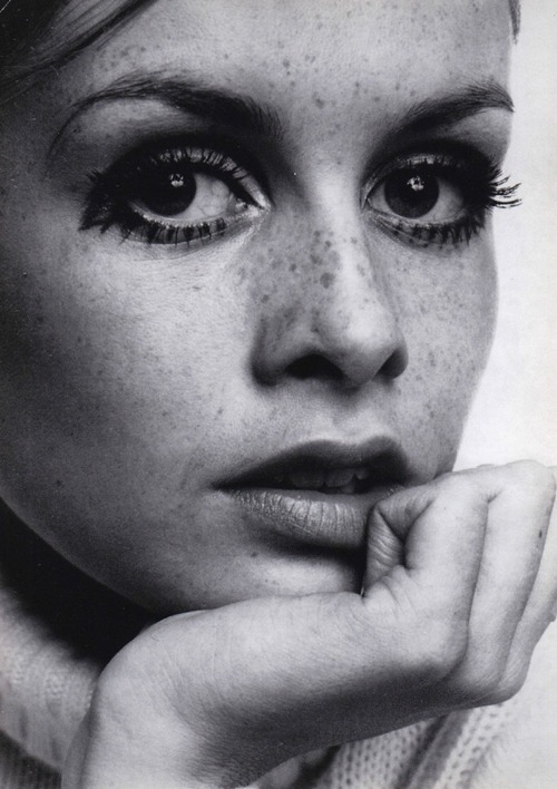 thatofficial70show:   Twiggy photographed by Ronald Traeger, 1967. 