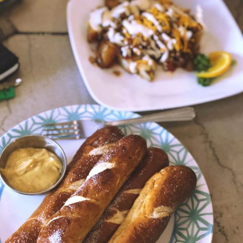 Happy hour at perks is always a good time  ⏰ .....#vegan #food #happyhour #pretzels #garbageplate #f