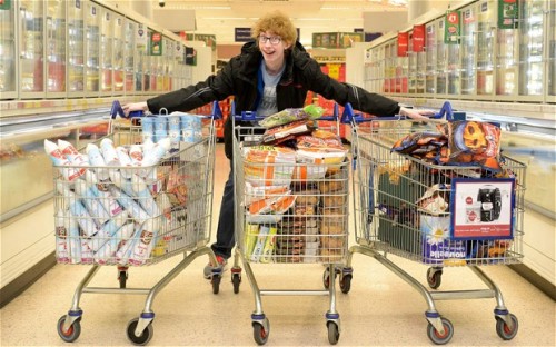 imluvnit:tiraspark:goodstuffhappenedtoday:Teenager buys £600 worth of shopping for 4p and donates fo