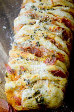 verticalfood:  Pizza Pull-Apart-Bread