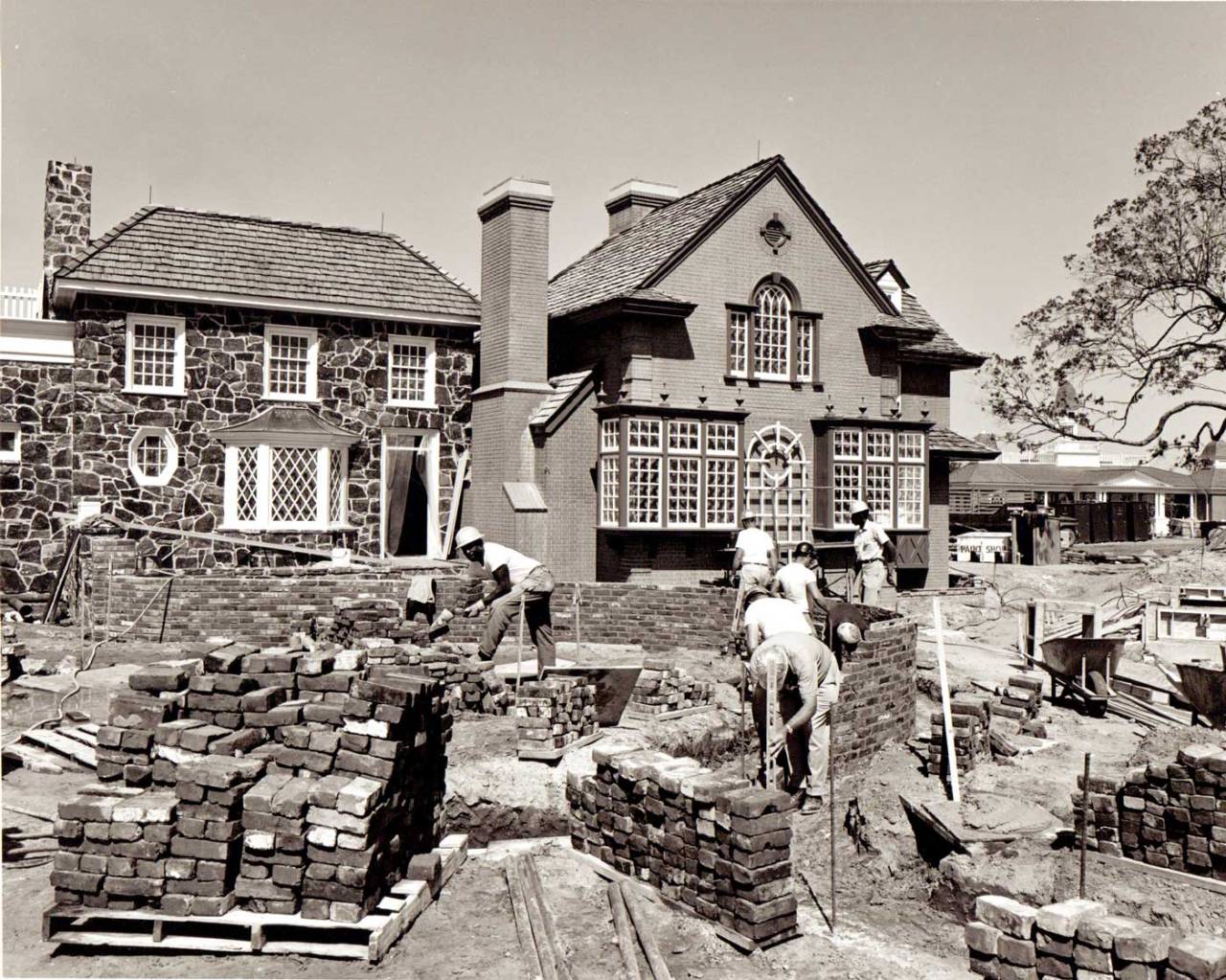 gameraboy:  Construction of Disney World’s Liberty Square. Via Imagineering Disney.