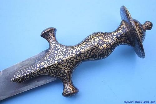 machiavellianfictionist:Indian tulwar with a beautiful blade. The chevron pattern is forged in damas