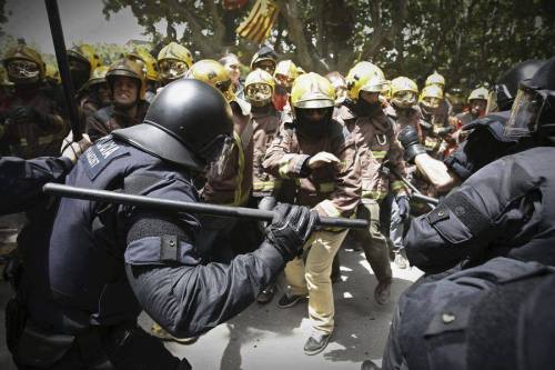 riotclitshave:Barcelona today, as firefighters clashed with riot police in front of Catalan parliame