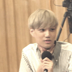 blondejongin:  touching his neck while he’s listening… 