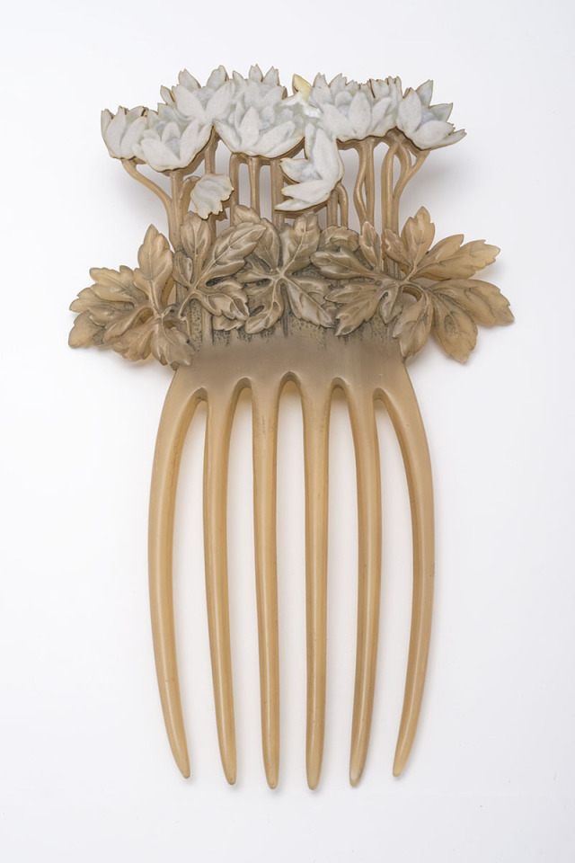 René Lalique, Jewel comb „Anemone“, 1899. Via MKG