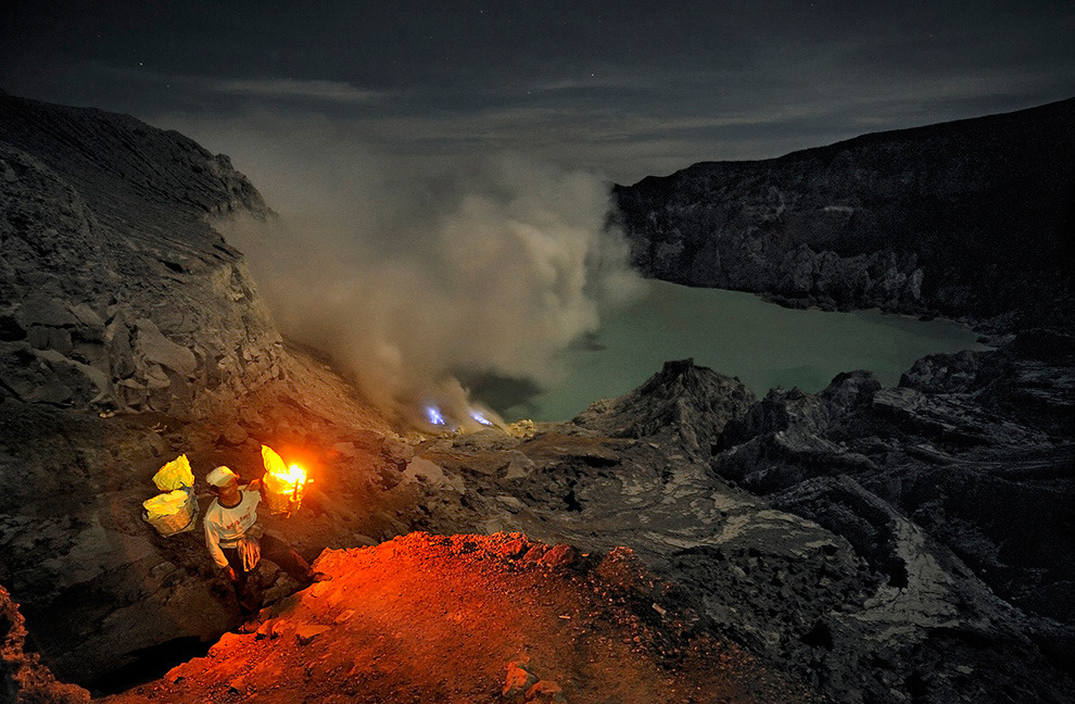 arpeggia:  Kawah Ijen, Indonesia“Kawah Ijen is one of several volcanoes located