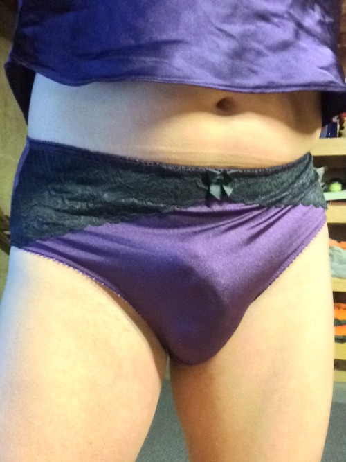 laila2626: Anyone who wears panties kik me to dirtytalkme2345 to trade I wear hot tight panties