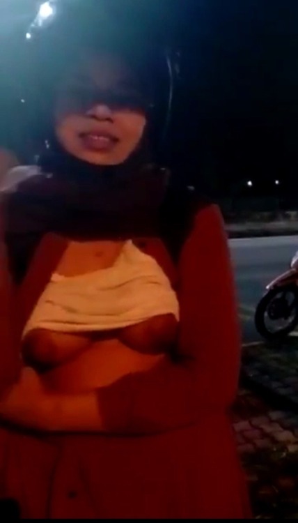 farid-dan-kamera: nottyhijabgirl: Awek rempit tudung Girls, jom buat cmni? Pkai DSLR