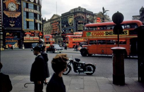 alannahmoore16:  1950s: Colour photographs of Piccadilly Circus 