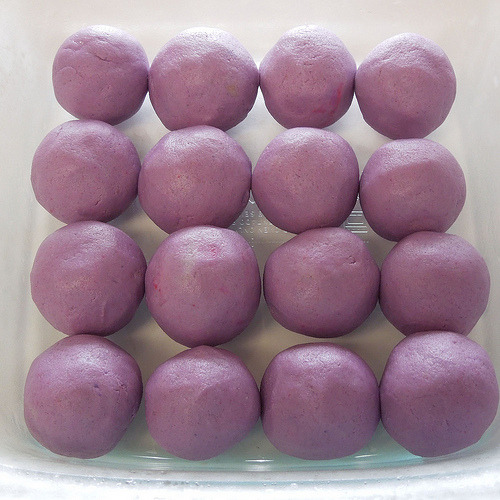 XXX thecakebar:  Beautiful Lavender Cake Balls photo