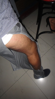 itsjoeyhoe:  Oh Geez! i ripped my pants at the Club! :)  Nice legs :)