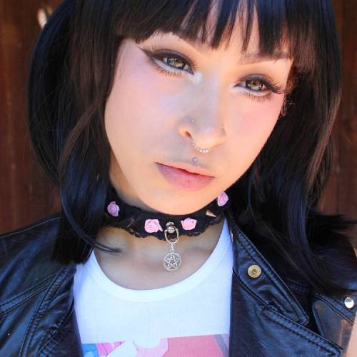 nickeilgenesis:  Errrrmahhhhgerdddd I am in LURVE with my new choker from - @kittensplaypen …its purrrfect!😻😻 Nevermind the fact I look like Im 18 here :P  #benjaminbutton #kittensplaypen