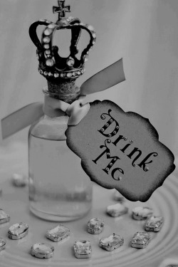 daysofdecadence:  “Drink me and let