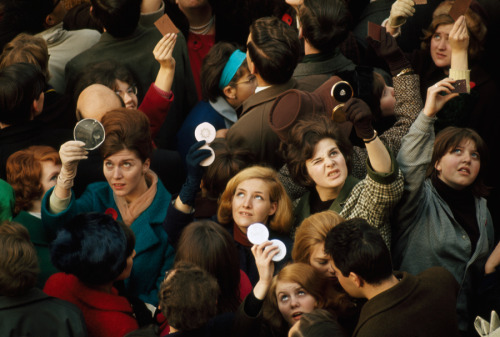 vintageeveryday:Women use compact mirrors in packed crowd to catch sight of the queen in London, Jun