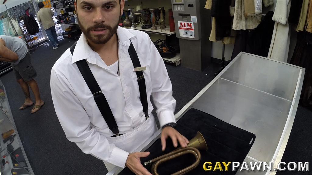 gaypornfrenchy:  Il souffle dans une trompette bien différente.