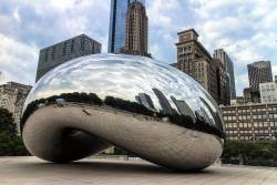 A rare glimpse of &ldquo;The Bean&rdquo; without a crowd. Surreal!Writing about the experience  for @lifetimeabroad.  (at Millenium Park, The Bean, Chicago)