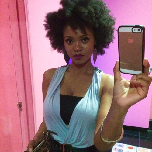 Selfie game @audiathemegastar #2FroChicks #kinkycurls #curlyhair #afro #volume #curlfriends #beauty 