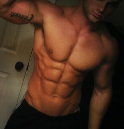 newgurl1734:  DROOOLLLLLLLLLL. I want to lick his load off of those abs  ho.ly. shit!