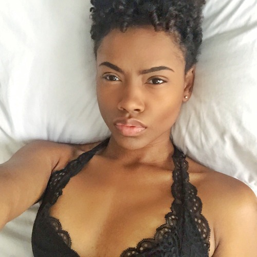 ifyintheskywithdiamonds:  elodiearoura:  Come lay with me ✨  Jesus👀😍